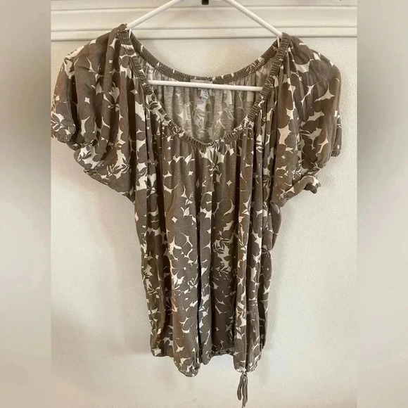Old Navy Tops - Old Navy size small tan and white floral short sleeve blouse